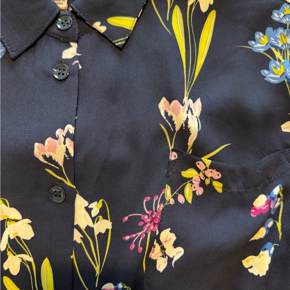 Floral semi shear blouse 🌺🌸🌹🌻 - Picture 5 of 8